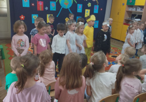 Dzieci z grupy Motylków stoją na dywanie przed publicznością.