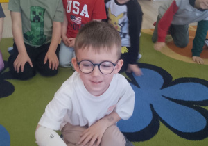 Mikołaj pozuje do zdjęcia z opatrunkiem na ręku.
