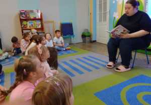 Psycholog pani Martyna czyta dzieciom bajkę H. Ch. Andersena pt. "Księżniczka na ziarnku grochu".