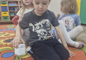 Wojtuś w trakcie programowania Genibota.