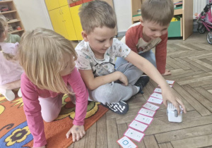 Nadia, Franuś i Tymek komponują muzykę z wykorzystaniem Genibota.