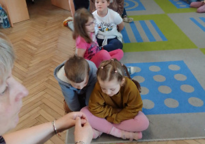 Pani Ewa obserwuje działania Wiktorii, z tyłu dzieci oczekują na swoją kolej.