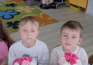 Hubert i Mikołaj ze swoimi bukietami z kwiatów mydlanych.