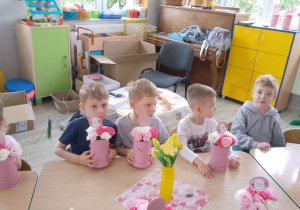 Grupka dzieci ze swoimi bukietami z kwiatów mydlanych.