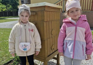 Oliwia i Maja stoją obok ula.