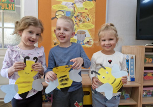 Maja, Lucjan i Alicja prezentują swoje prace plastyczne.