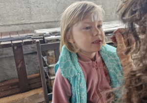 Pani Asia maluje Nadii uszy królika na czole.