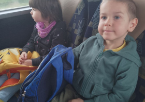 Tymek i Patrycja podczas podróży autokarem.