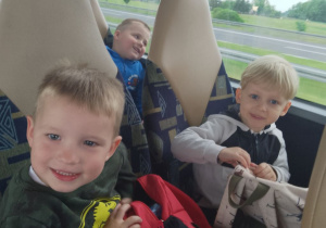 Emil, Józio i Kornel podczas podróży autokarem.
