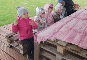 Grupka "Pszczółek" odpoczywa przy stole. Obok siedzi pani Grażynka.