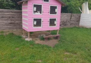 Na zdjęciu domek z królikami.