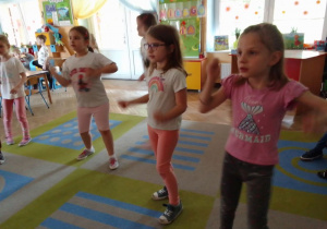 "Słoneczka" podczas tańca przy muzyce z wykorzystaniem tablicy multimedialnej.