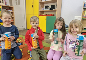 Julek, Olek, Oliwia i Nadia pokazują chipsy, które otrzymali w prezencie.