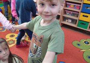Oluś w trakcie zabaw tanecznych w sali przedszkolnej.