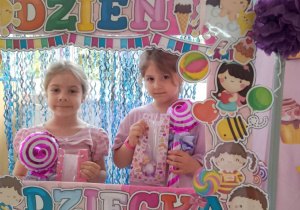 Amanda i Nadia pozują do zdjęcia w foto ramce z otrzymanymi upominkami.
