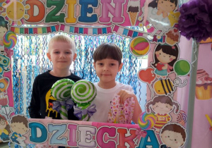 Mateusz i Fabian pozują do zdjęcia w foto ramce z otrzymanymi upominkami.
