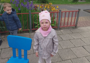 Alicja prezentuje się z umalowaną buźką.