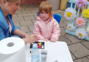 Jagoda w trakcie malowania buźki.