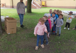 Grupka ,,Pszczółek” przed rundą gry w kosza.