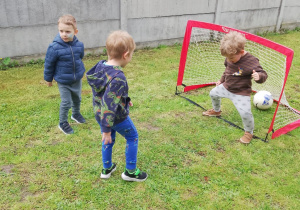 Olek, Dawid i Franek podczas gry w piłkę.