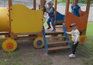 Grupka dzieci podczas zabawy w lokomotywie.