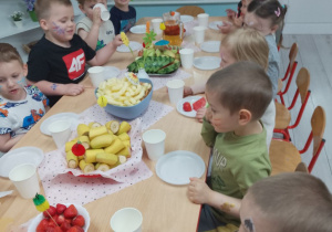 Grupka dzieci podczas poczęstunku.