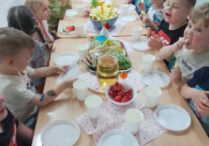 Grupka dzieci podczas poczęstunku.