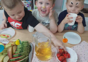 Olek, Józio i Kornel w trakcie poczęstunku.