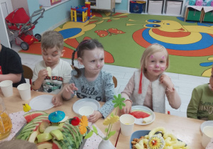Wojtek, Alicja, Jagoda podczas poczęstunku.