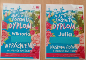 Dyplomy konkursowe "Miasto róż rozkwita" dla Julii i Wiktorii.