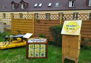 Ul dydaktyczny, gra mobilna "Rośliny miododajne", rzeźba pszczoły.