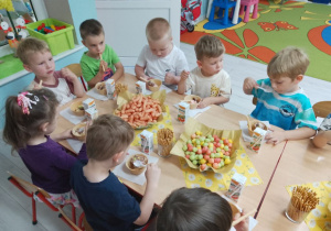 Grupka chłopców podczas lodowej uczty.