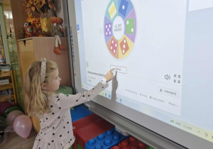 Ala liczy kropki na tablicy multimedialnej