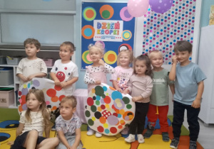 Zdjęcie grupowe z wykonanymi pracami plastycznymi