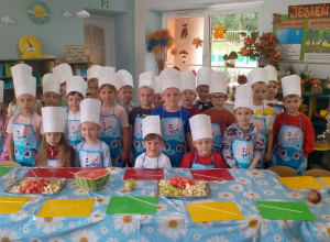 Owocowe szaszłyki - zajęcia kulinarne w grupie "Słoneczek"