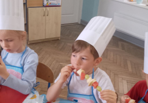 Staś degustuje swój szaszłyk.