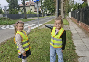 Maja i Weronika pokazują na znak "Przejście dla pieszych".