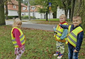 Nadia, Wojtuś i Staś wskazują na znaki "Agatka" i "Przejście dla pieszych".