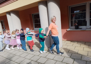 Pani Małgosia prowadzi pociąg w rytm piosenki.