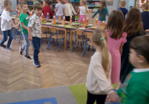 Staś prowadzi dzieci ustawione w "węża".