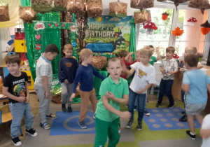 Swobodny taniec dzieci do muzyki. W tle dekoracja z okazji Dnia Chłopca.