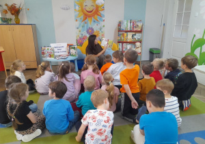 Mama Mikołaja czyta dzieciom opowieść pt. "Marcel" z książki "Basia i Przyjaciele".