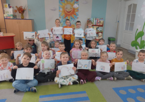 Dzieci prezentują narysowane obrazki.