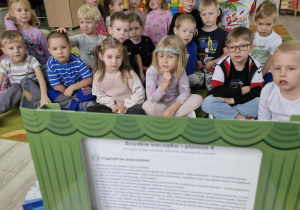 Przedszkolaki z uwagą słuchają bajki.