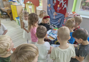 Weronika i Alicja rozdają chłopcom z grupy drobne upominki.