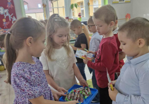 Oliwka i Ola rozdają upominki ufundowane przez Radę Rodziców.