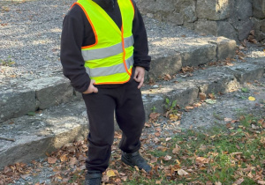 Kornel pozuje na tle schodów w Parku Wiosny Ludów.