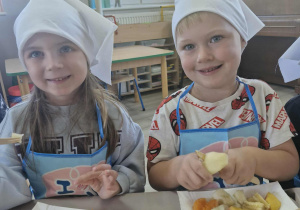 10.Oliwka i Wojtuś jedzą przygotowane sałatki owocowe