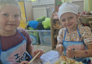 11.Maja i Lila w trakcie przygotowania sałatki owocowej