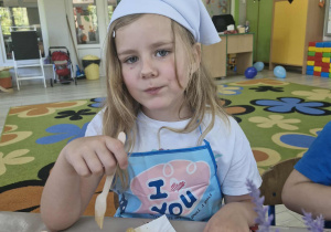 12.Weronika zjada przygotowaną samodzielnie sałatkę owocową